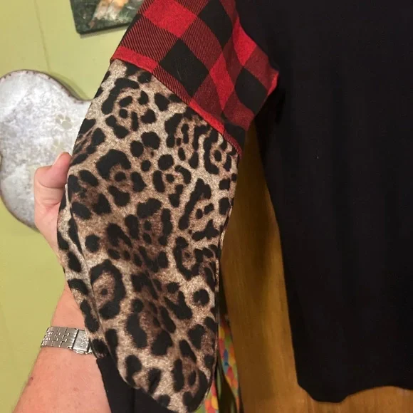 *Boutique* Beautiful black dress shirt with red checkered and leopard print XL - Picture 4 of 6